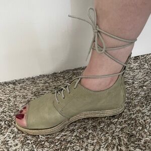 LD Tuttle Green Leather Open Toe Lace Up Back Zip Espadrilles Size 39 US 8